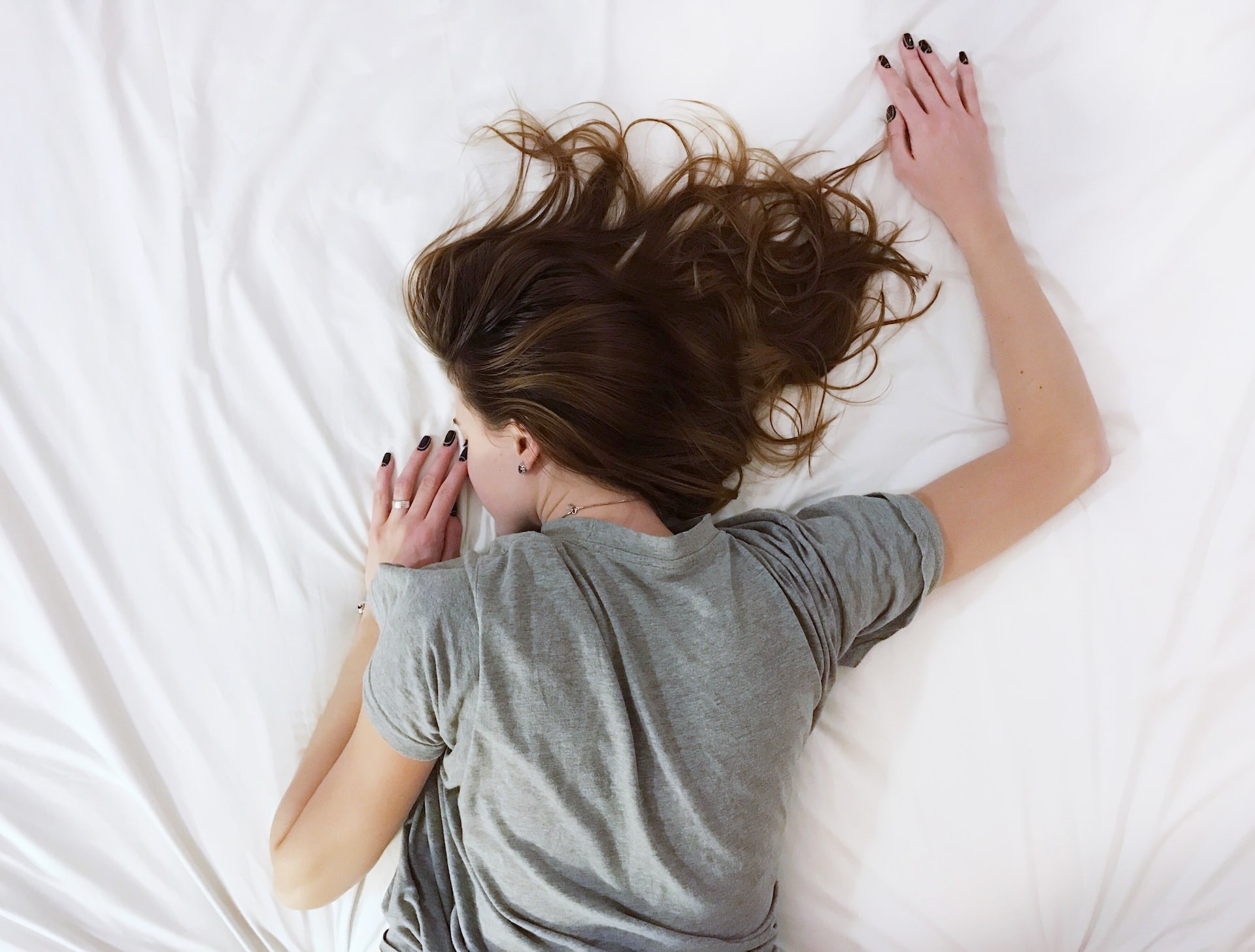 Spanie z mokrymi włosami – czy jest zdrowe? Poznaj opinię ekspertów!